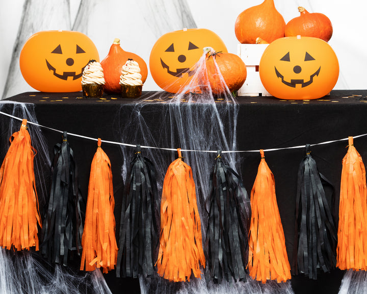 Girlanda Halloween Frędzle czarno-pomarańczowa aranżacja