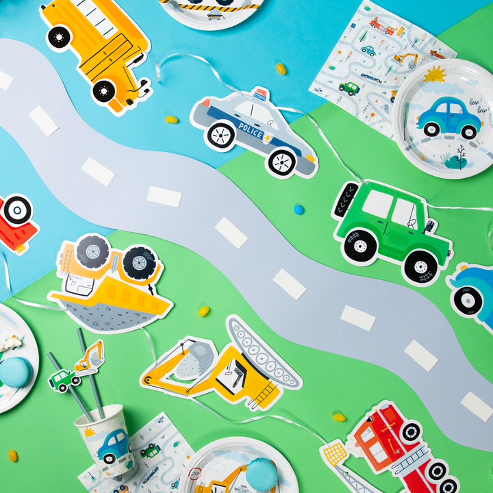 Girlanda, serwetki, talerzyki i kubeczek ze słomkami z kolekcji Auta