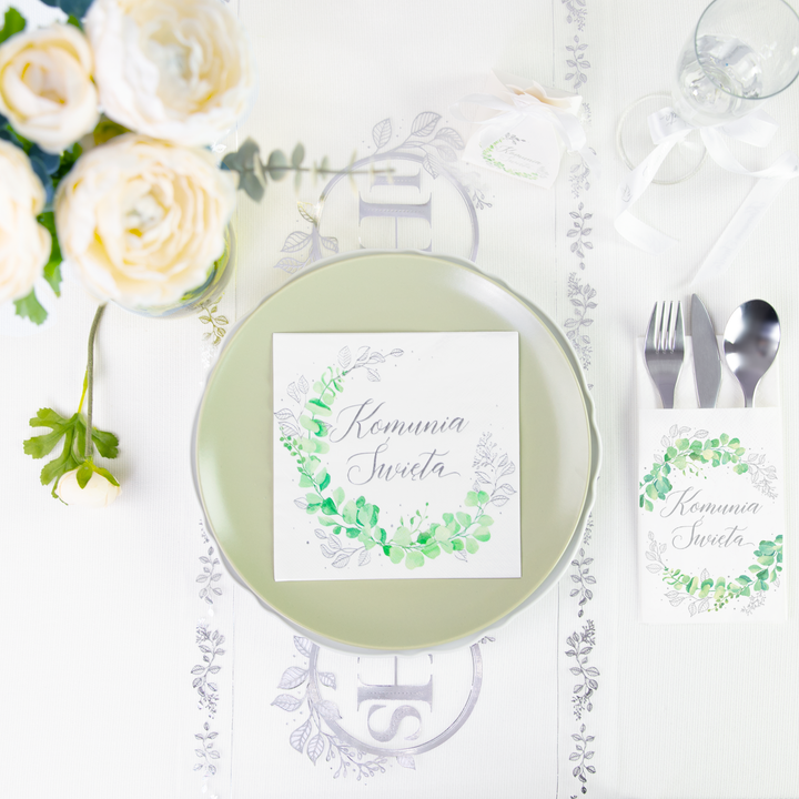 Serwetka i kieszonka na sztućce z kolekcji Eukaliptus srebrny na stole komunijnym z bieżnikiem