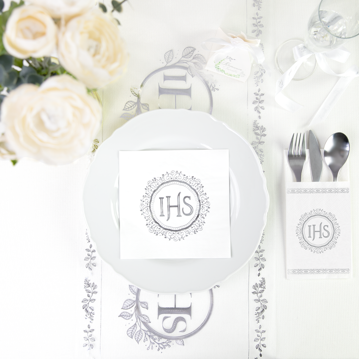 Serwetka i kieszonka na sztućce z kolekcji biało-srebrnej na stole komunijnym