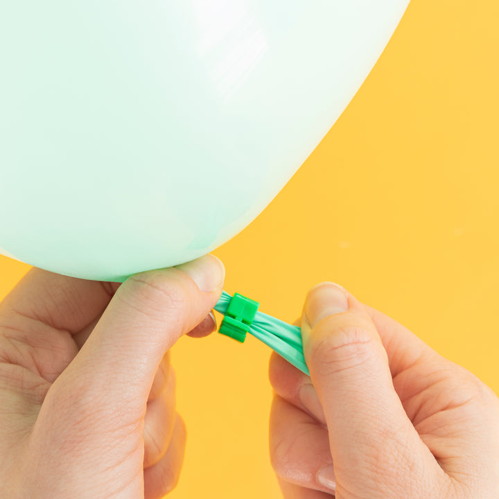 Klips do balonów biały zamknięcie 100 szt