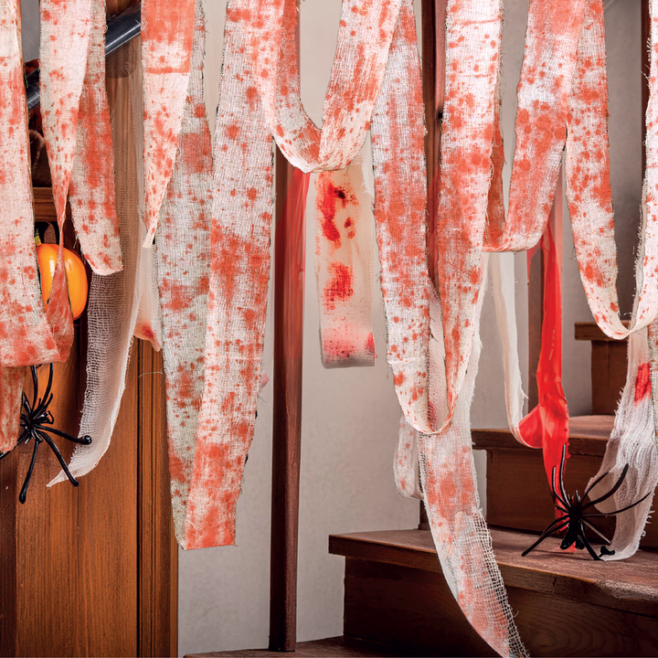 Dekoracja Halloween zakrwawiony bandaż 8cmx10m
