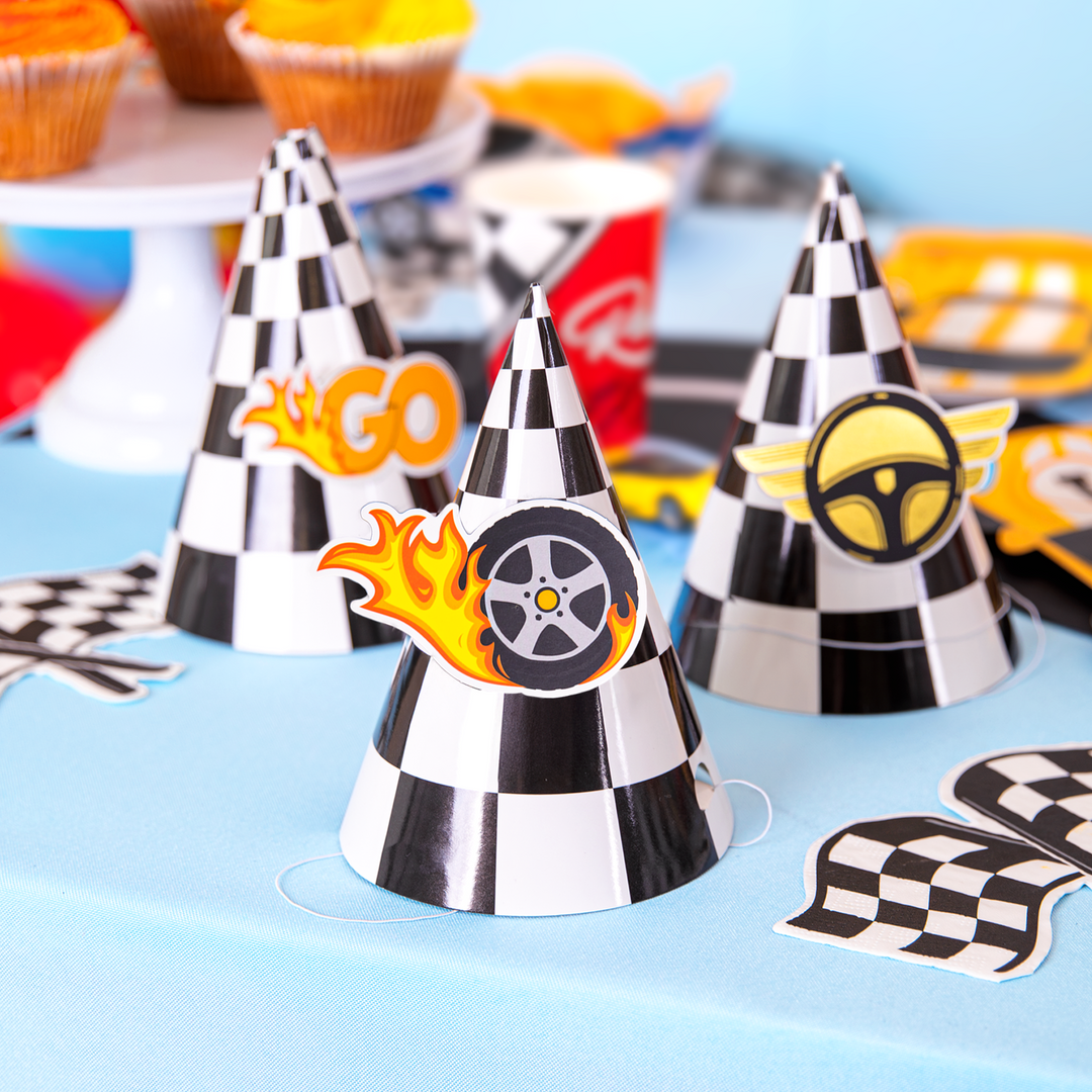 Czapeczki urodzinowe Wyścigówki 6 szt. zestaw