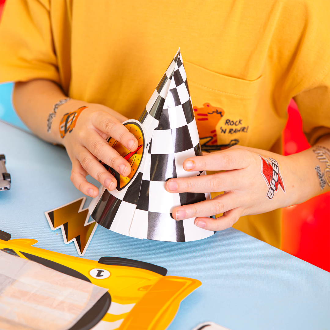 Czapeczki urodzinowe Wyścigówki 6 szt. zestaw