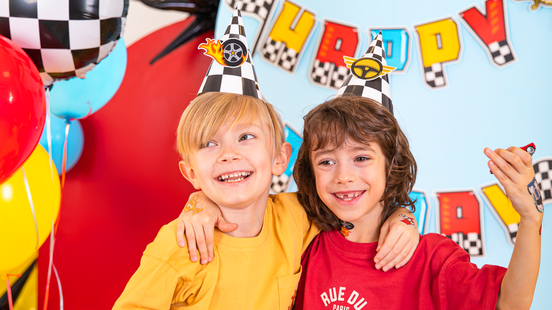 Czapeczki urodzinowe Wyścigówki 6 szt. zestaw