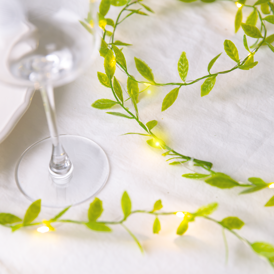 LED garland, green plastic leaves, 300cm