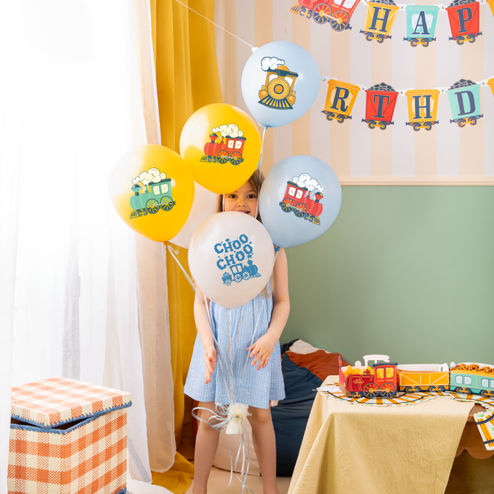 balony lateksowe z motywem ciuchci napisami choo choo, uśmiechnięta dziewczynka, banner w kształcie pociągu, ciuchcią i wagonikami z węglem i napisem happy birthday, pudełka na chipsy w kształcie pociagu, serwetki z motywem torów kolejowych,pudełko na na zabawki w biało-czerwona kratę