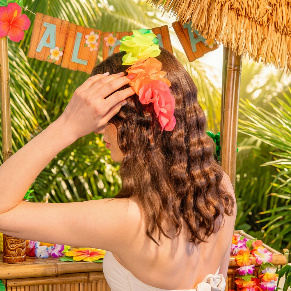 dziewczyna szatynka w opasce z kolorowymi hawajskimi kwiatami z materiału, banner z napisem aloha, palmy