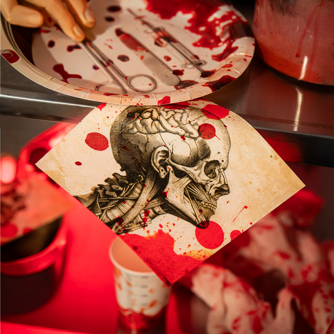 pod talerzykiem papierowym z motywem narzędzi chirurgicznych serwetka z czaszką i plamami krwi z kolekcji bloody na halloween