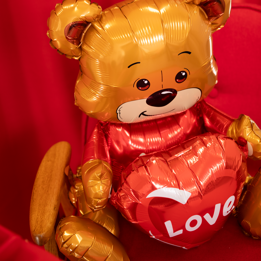 Balon foliowy Miś siedzący z sercem love 41x50x31cm