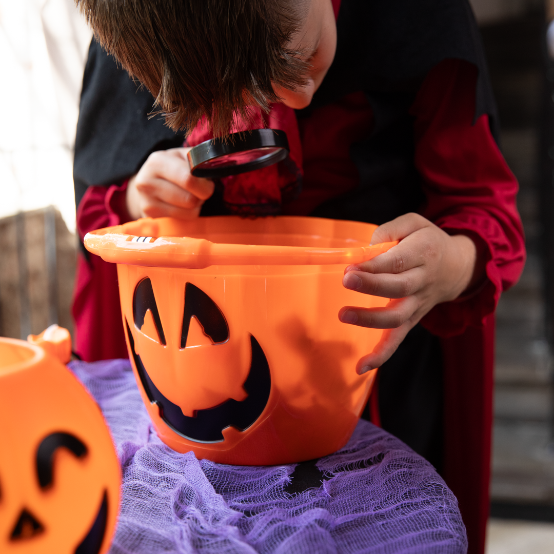 Halloween koszyk na cukierki z podświetlaną rączką