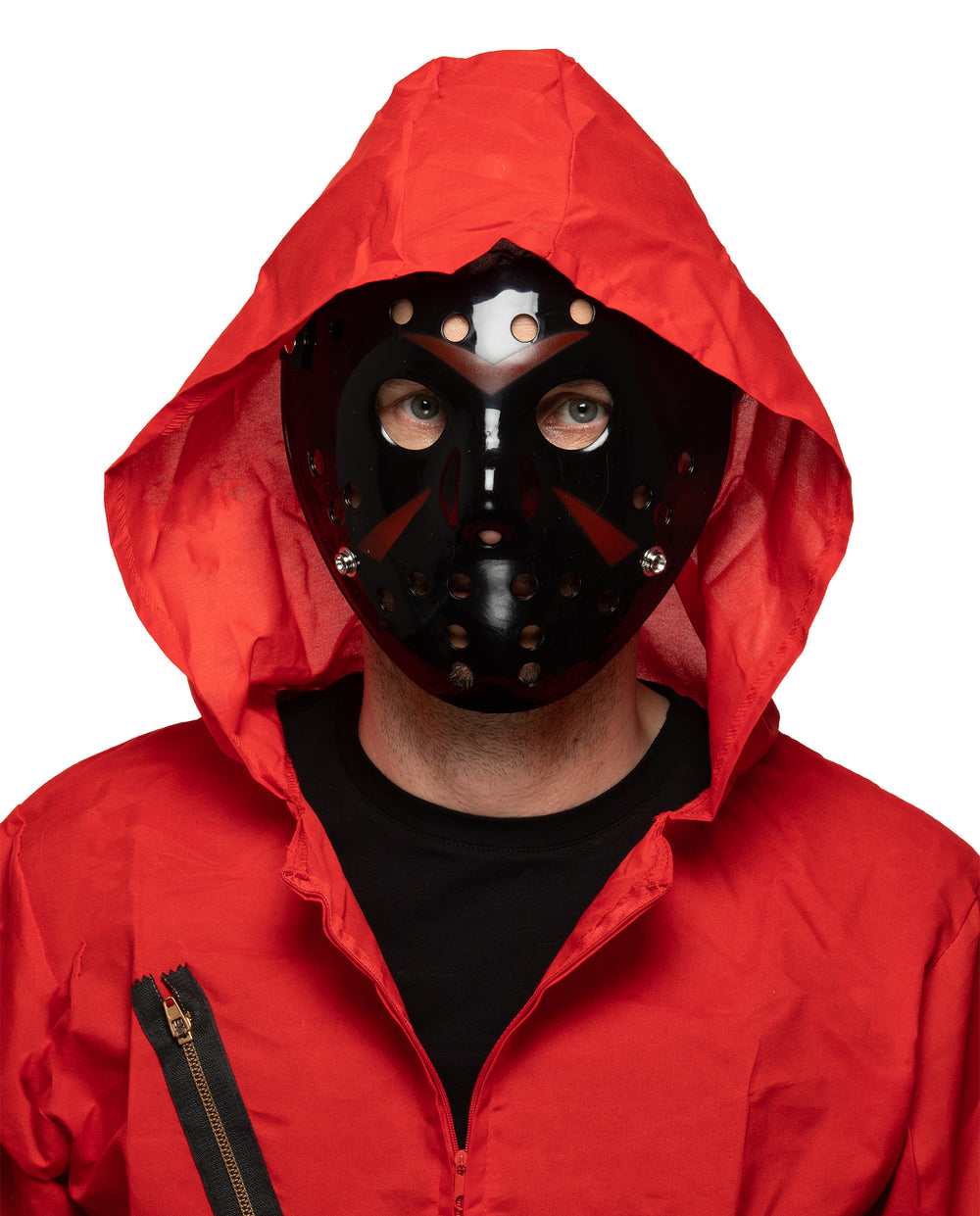 Mężczyzna w czarnej masce Piątek 13 w czerwonej bluzie z kapturem