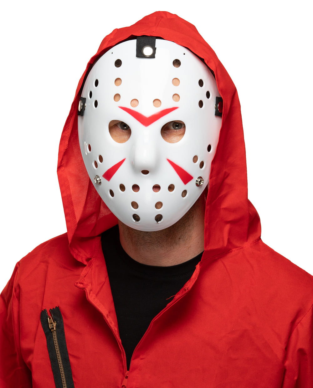 Człowiek w masce Piątek 13 ubrany w czerwoną kurtkę z kapturem