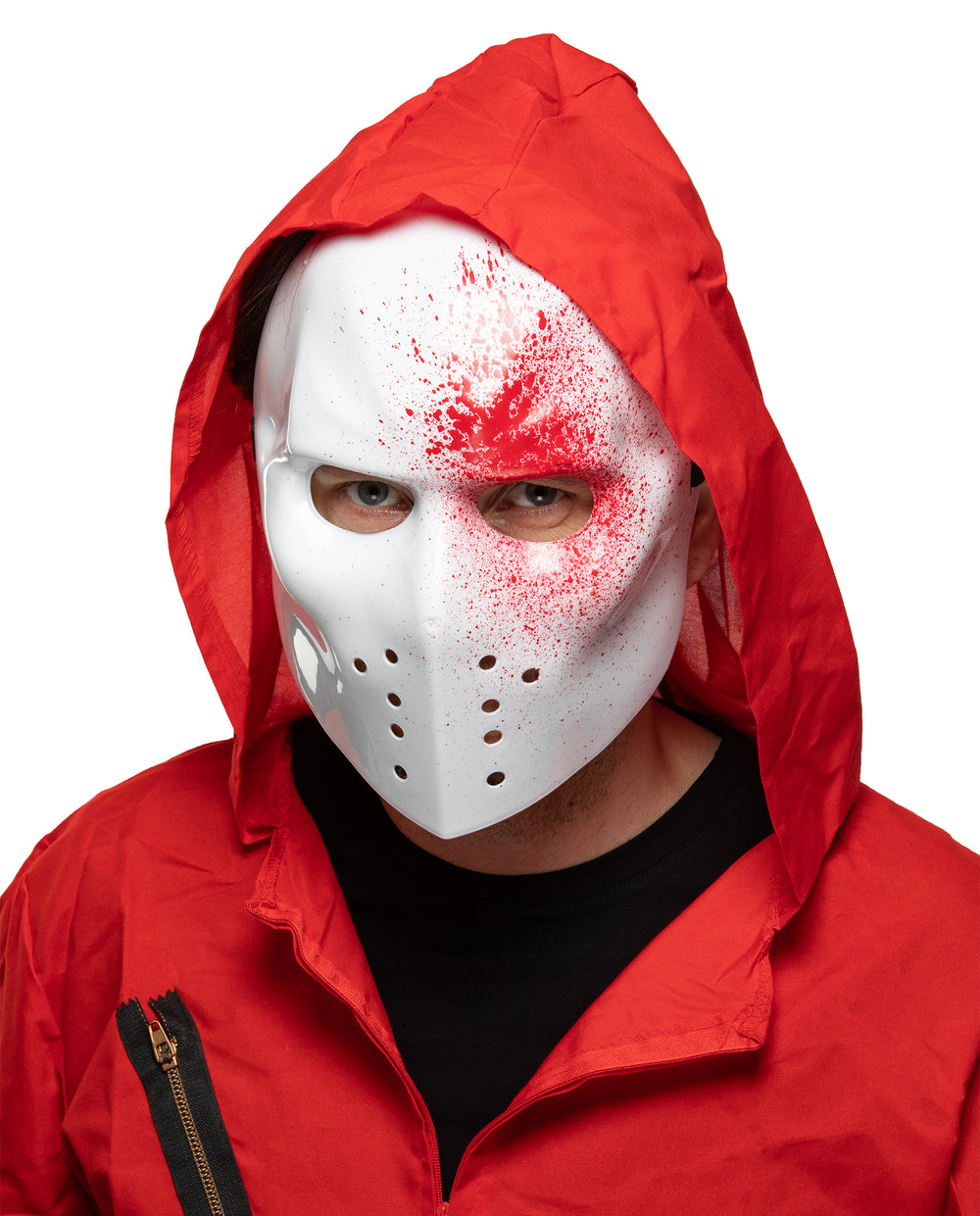 Człowiek w białej masce z krwią rozbryzganą wokół oka