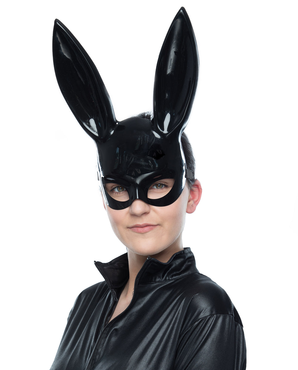 Młoda dziewczyna w masce królika i w czarnej kurtce