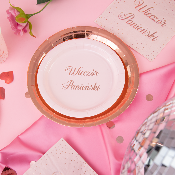Różowy talerzyk z napisem Wieczór Panieński na  większym talerzyku w kolorze rose gold - zdjęcie kompozycyjne