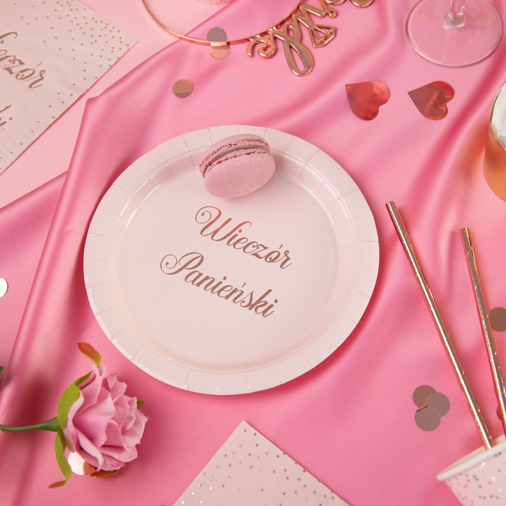 Talerzyk z napisem Wieczór Panieński na różowym obrusie - zdjęcie kompozycyjne