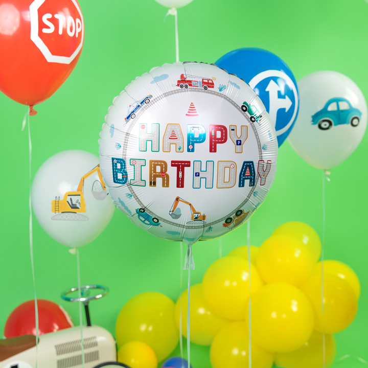 Balon foliowy z autami  i z napisem  Happy Birthday  na tle balonów z lateksowych z kolekcji Auta