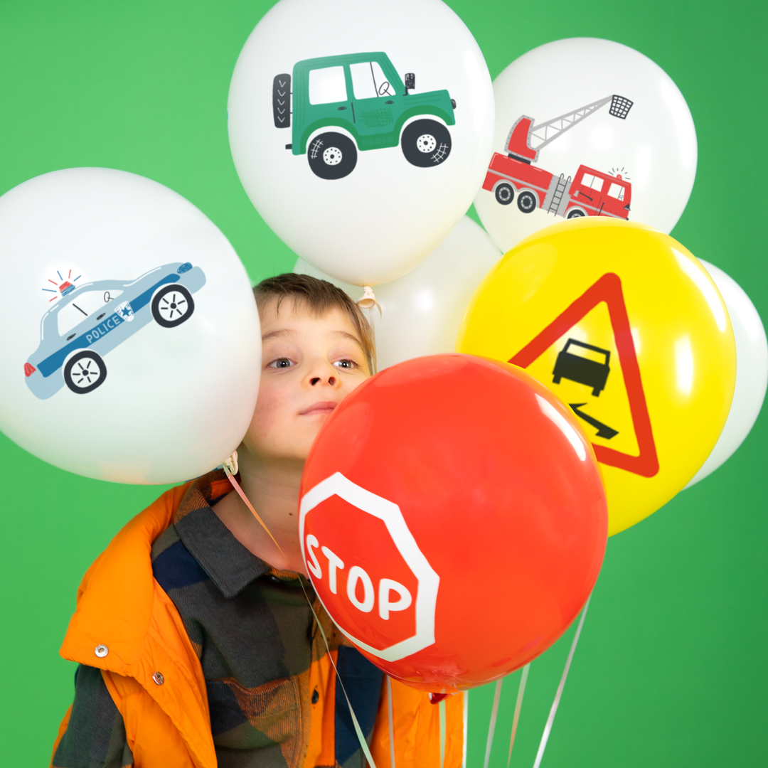 Główka chłopca pomiędzy balonami z autami i znakami drogowymi