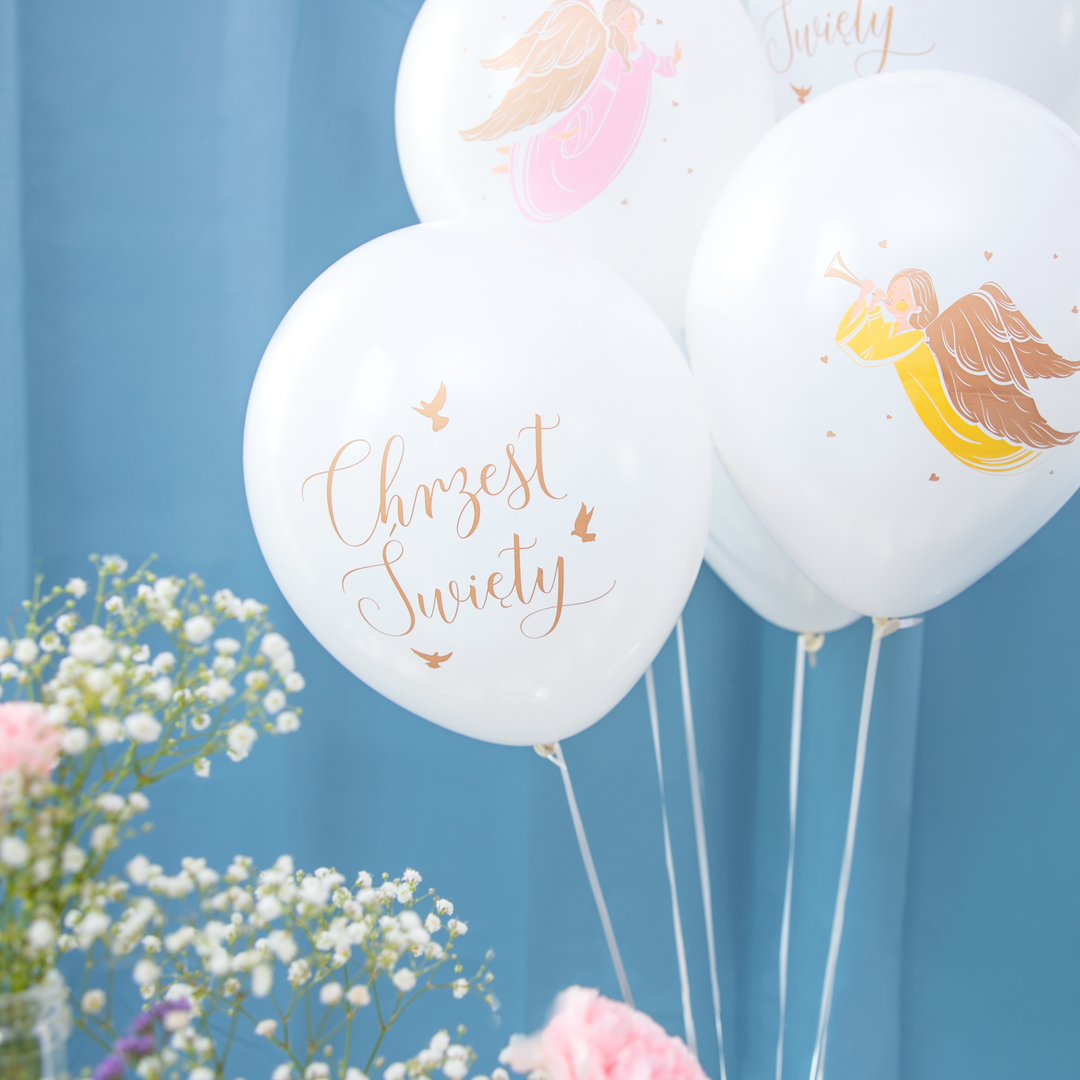 Balony lateksowe z kolekcji Anioły na tle niebieskiej kotary  i kwiatów.