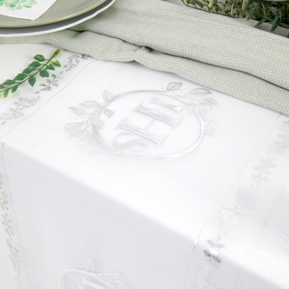 Bieżnik z organzy ze srebrnym motywem IHS na stole komunijnym