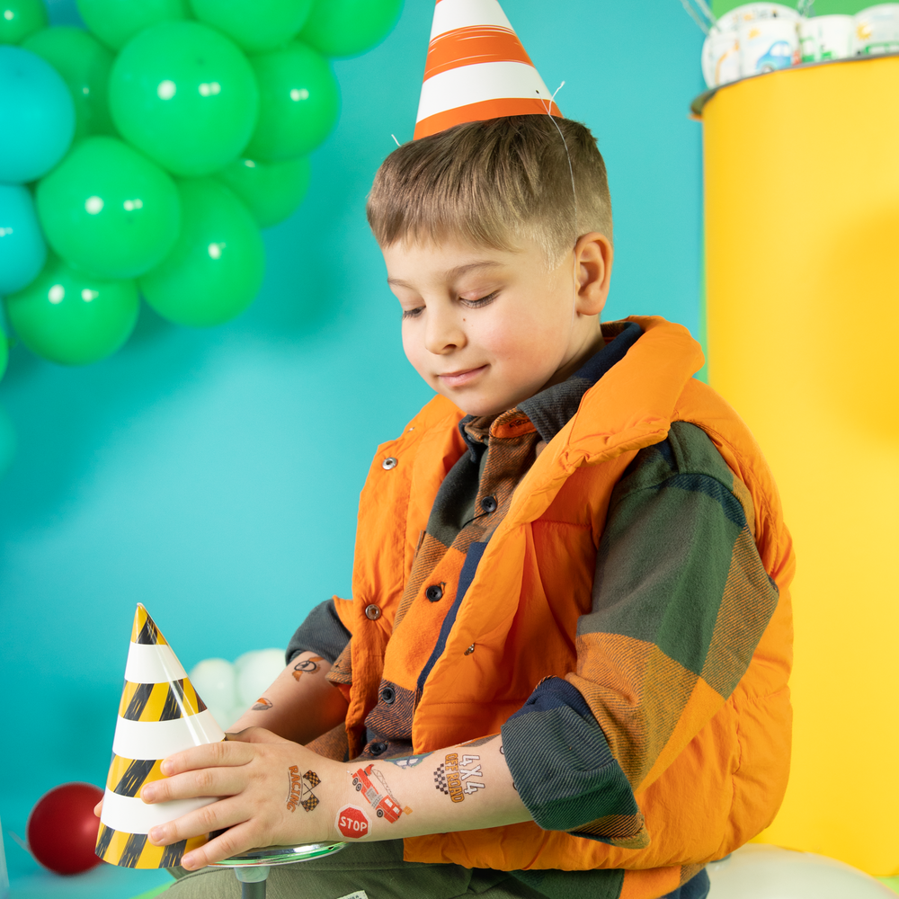Chłopiec z dwiema czapeczkami imprezowymi z kolekcji Auta