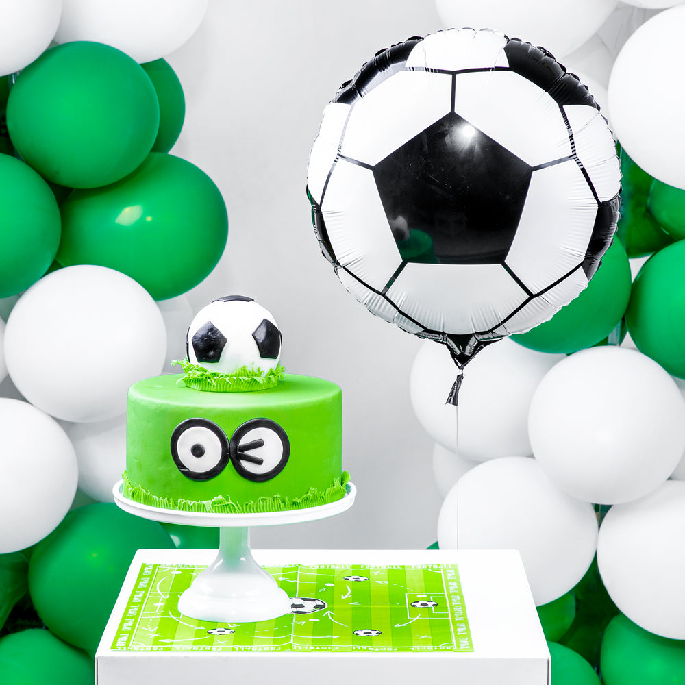 Balon foliowy z kolekcji Football na zdjęciu  z zielonym tortem i biało-zielonymi balonami lateksowymi.