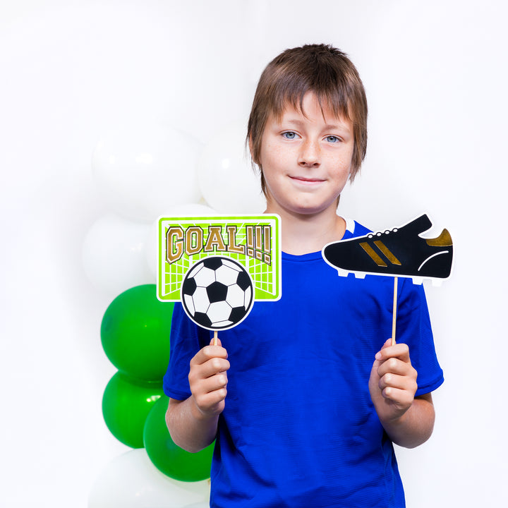 Chłopiec z rekwizytami fotograficznymi z kolekcji Football.