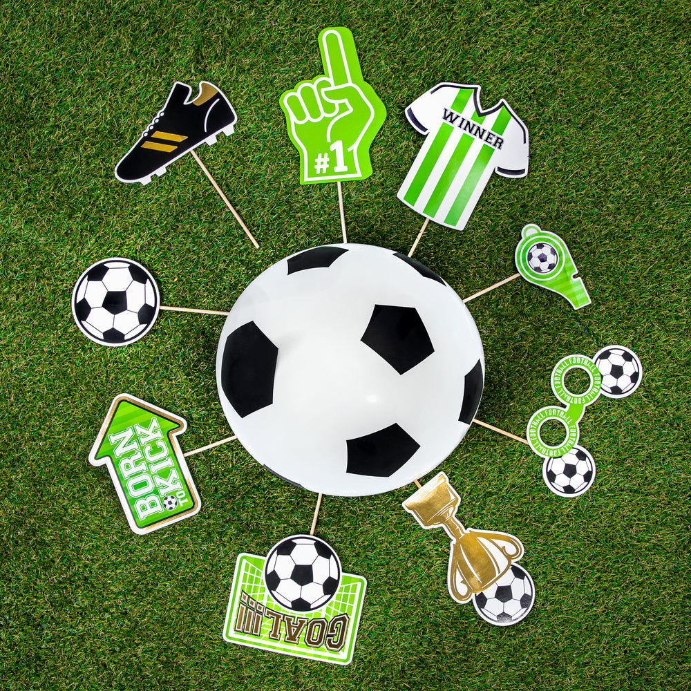 Zdjęcie balonu na zielonym tle, otoczonego rekwizytami do zdjęć 