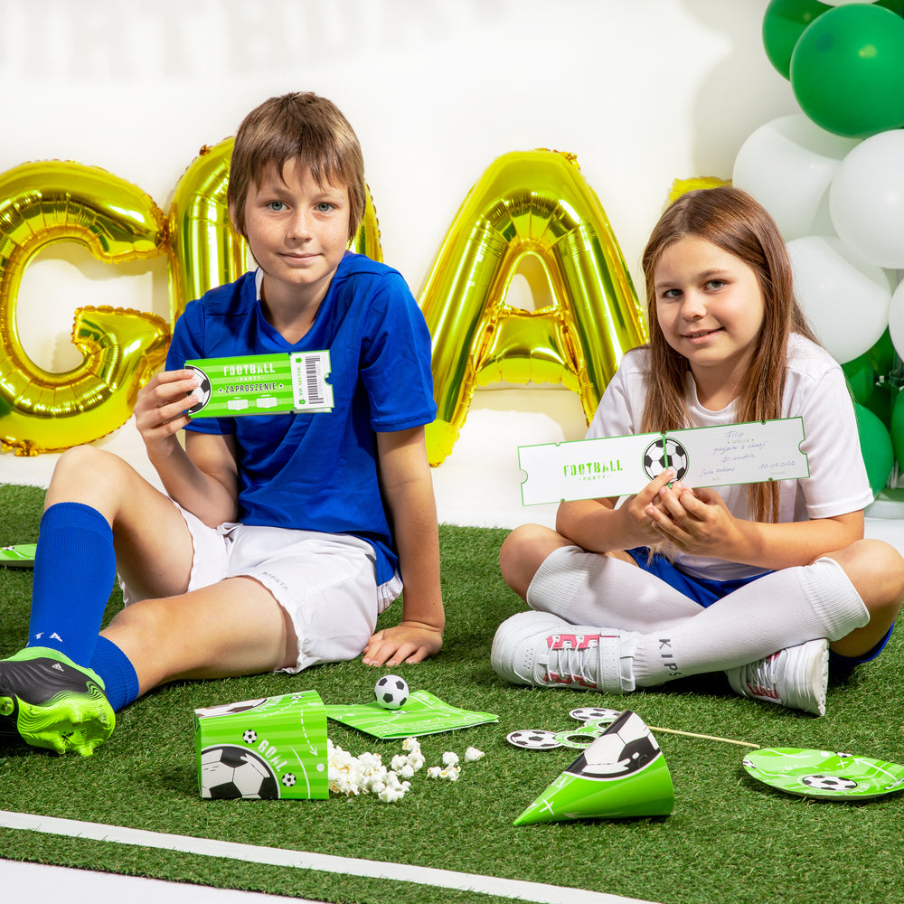 Bambini che tengono in mano gli inviti per una festa dalla collezione Calcio