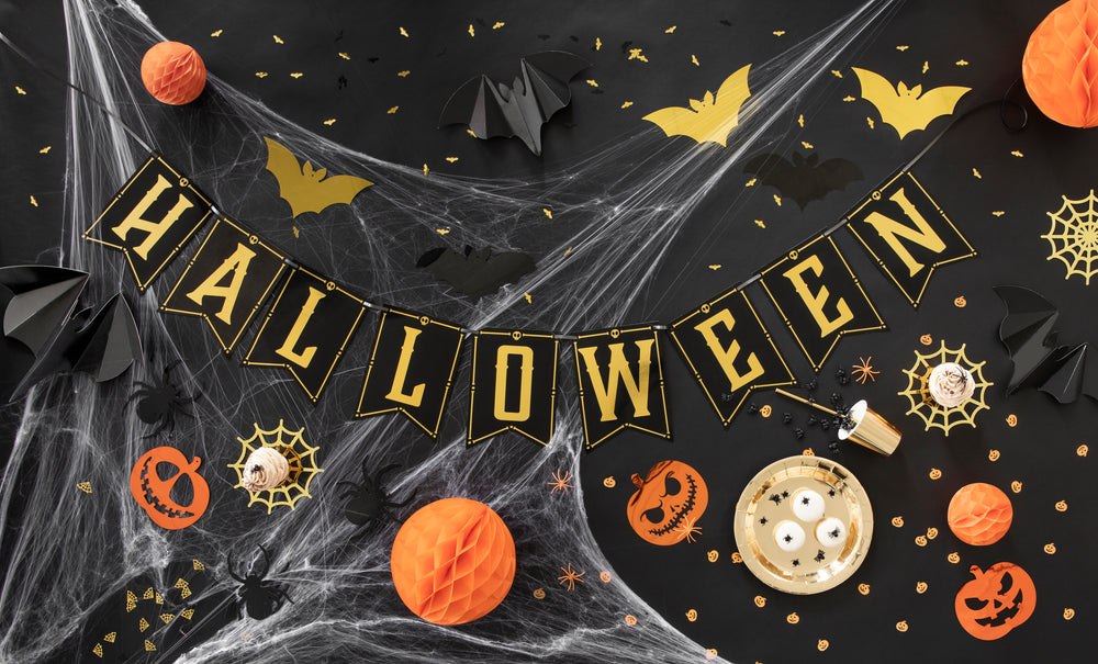 Aranżacyjne zdjęcie Halloween z różnymi gadżetami na czarnym tle