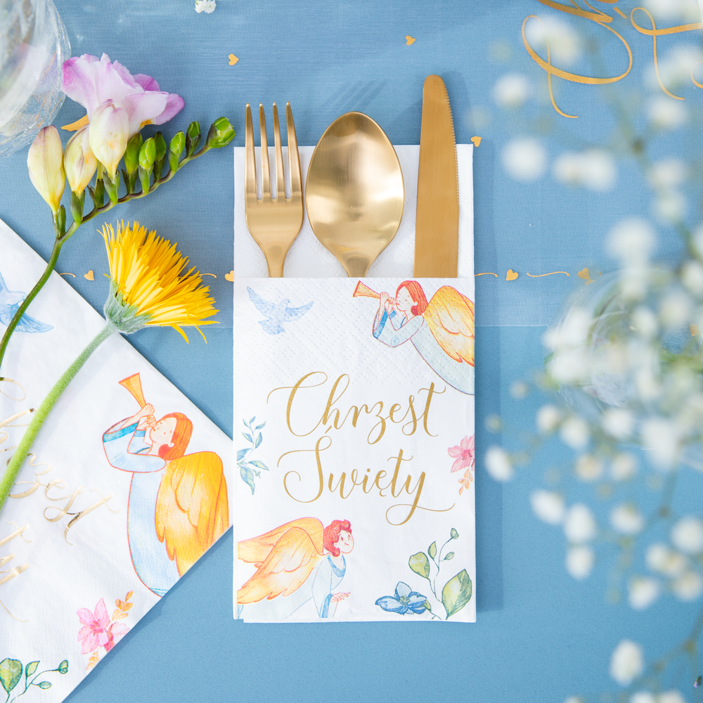 Zdjęcie kompozycyjne kieszonki na sztućce z kolekcji Anioły na niebieskim tle.