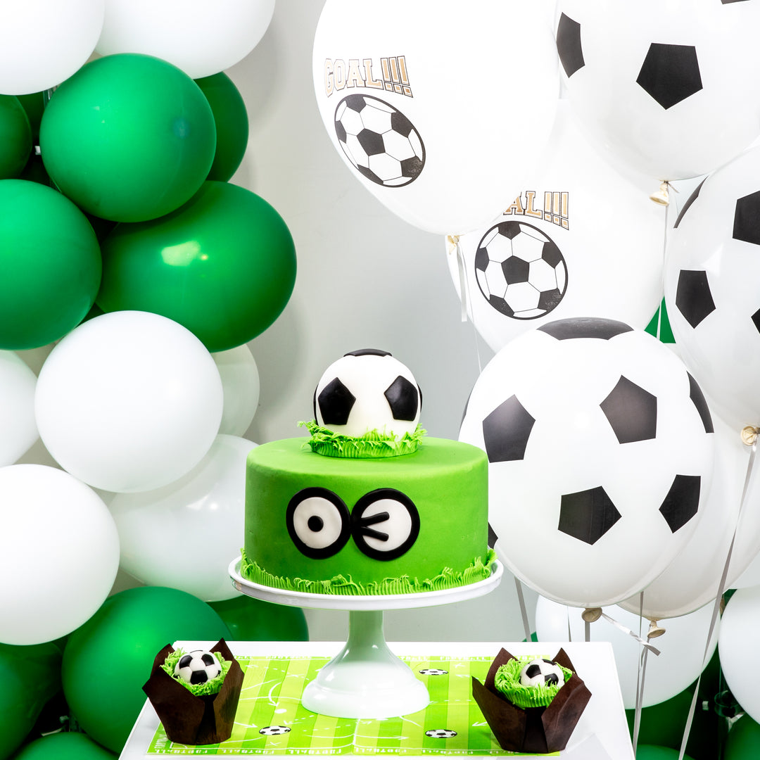 Zdjęcie aranżacyjne: balony biodegradowalne z kolekcji Football, balony lateksowe biało-zielone, zielony tort z piłką