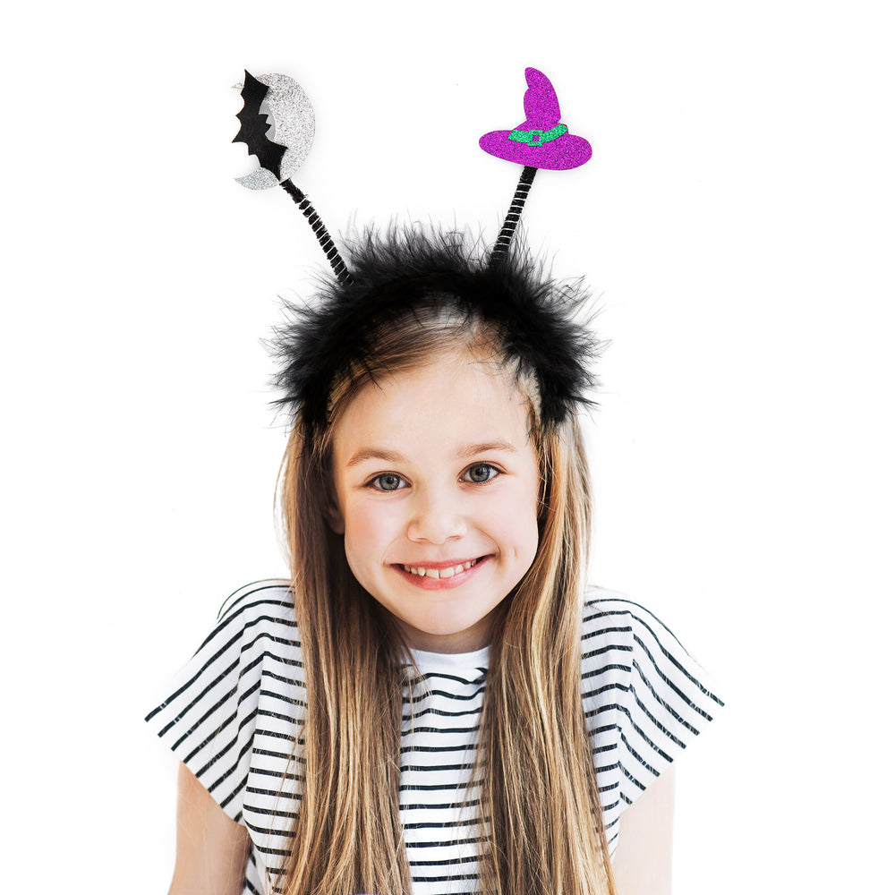 Dziewczynka z ozdobną opaską na Halloween na głowie