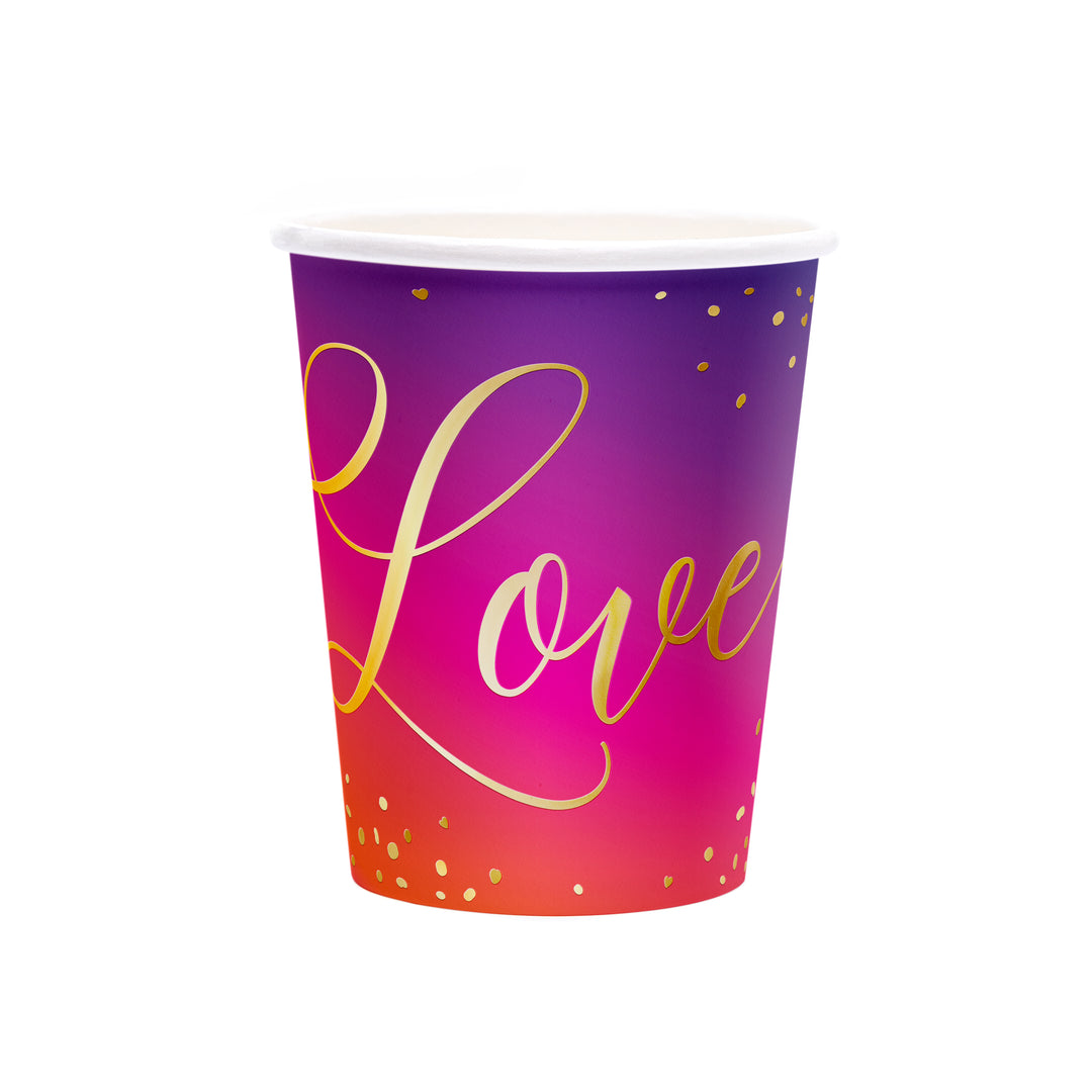 Kubek papierowy z kolekcji Love, pieknie cieniowany w kolorach fioletowym, różowym i czerwonym.