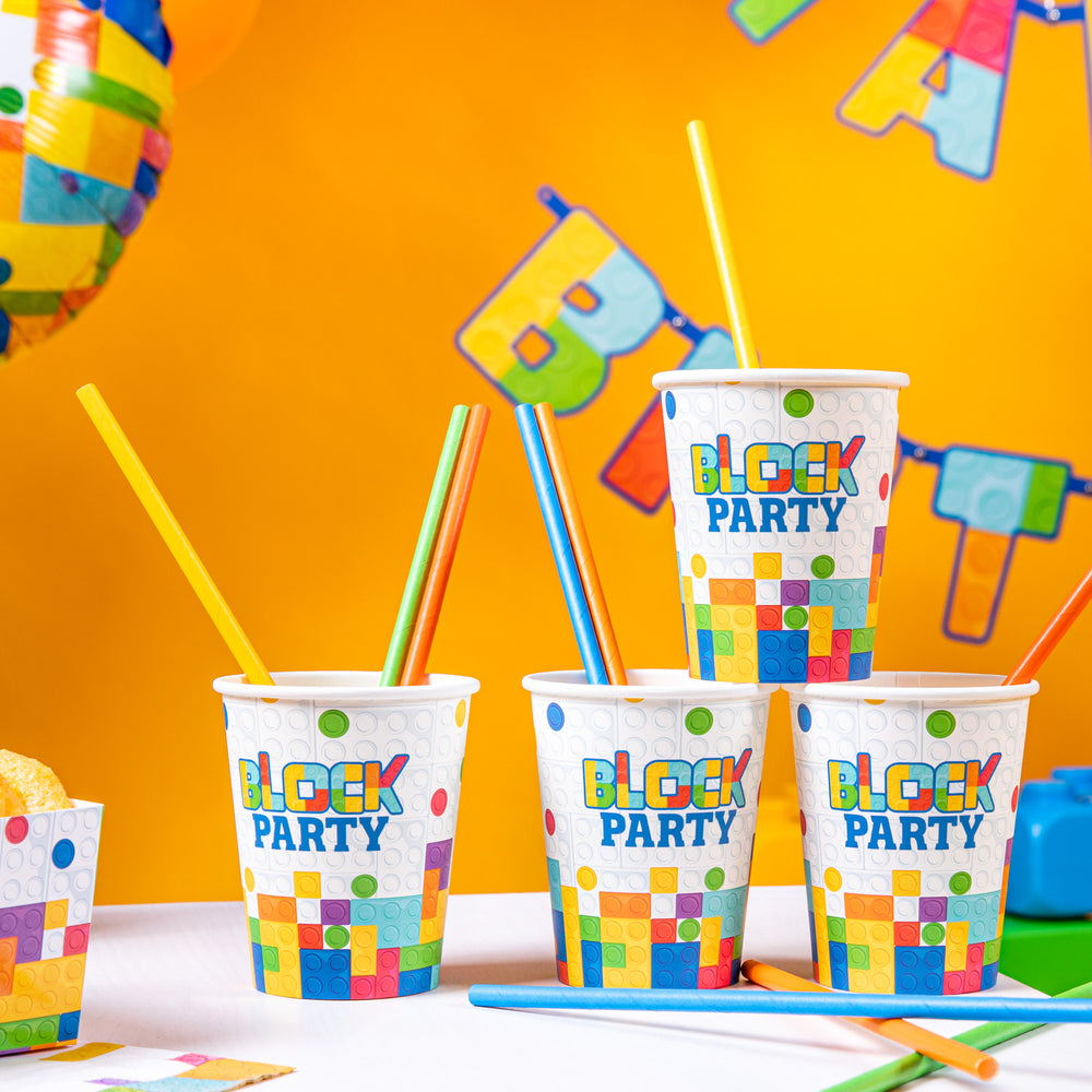 Kubki i słomki do napojów z kolekcji Klocki.