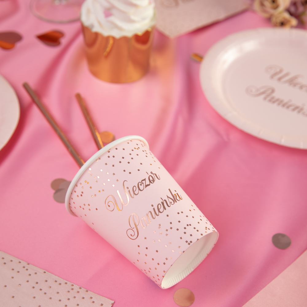 Kubek na wieczór panieński w kolorach różowym i rose gold - zdjęcie kompozycyjne
