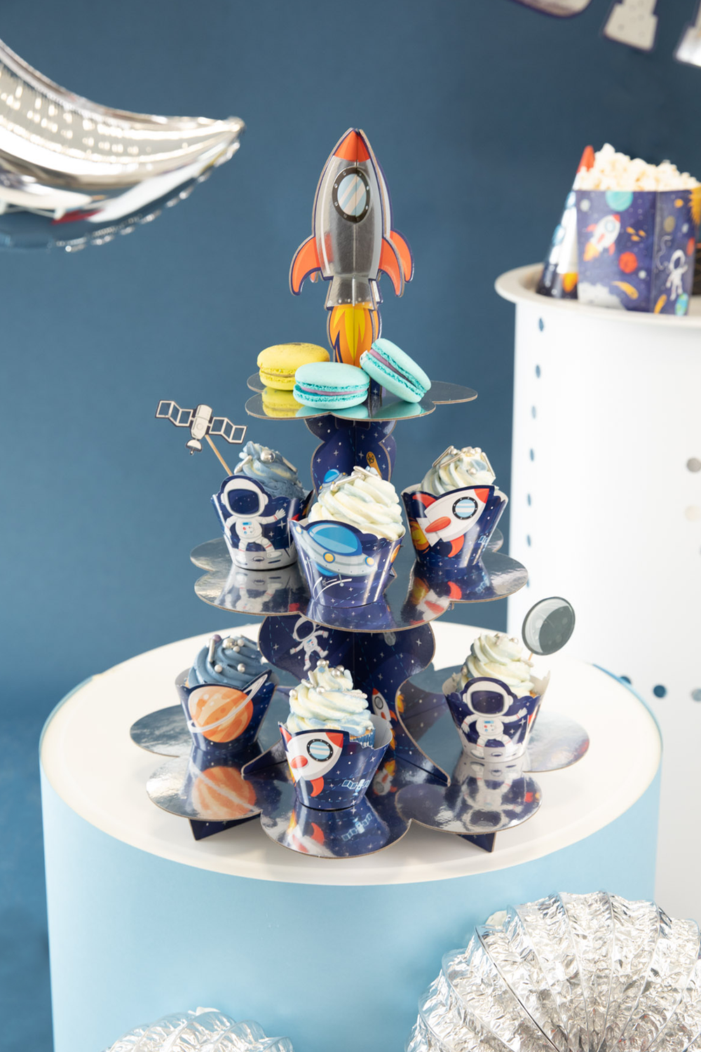 Zdjecie patery do babeczek z kolekcji Kosmos z ustawionymi na niej muffinkami w papilotkach