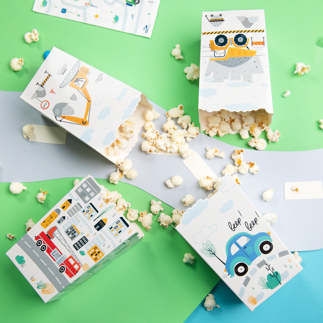 Cztery pudełka na popcorn z kolekcji Auta