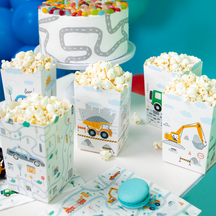 Pudełka na popcorn z kolekcji Auta na tle tortu urodzinowego