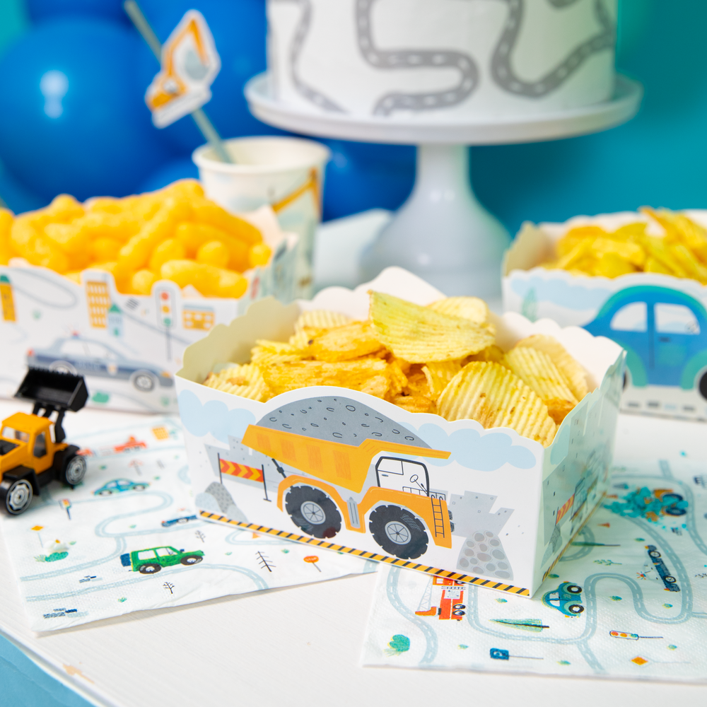 Pudełko na chipsyz wizerunkiem koparki - zdjęcie aranżacyjne