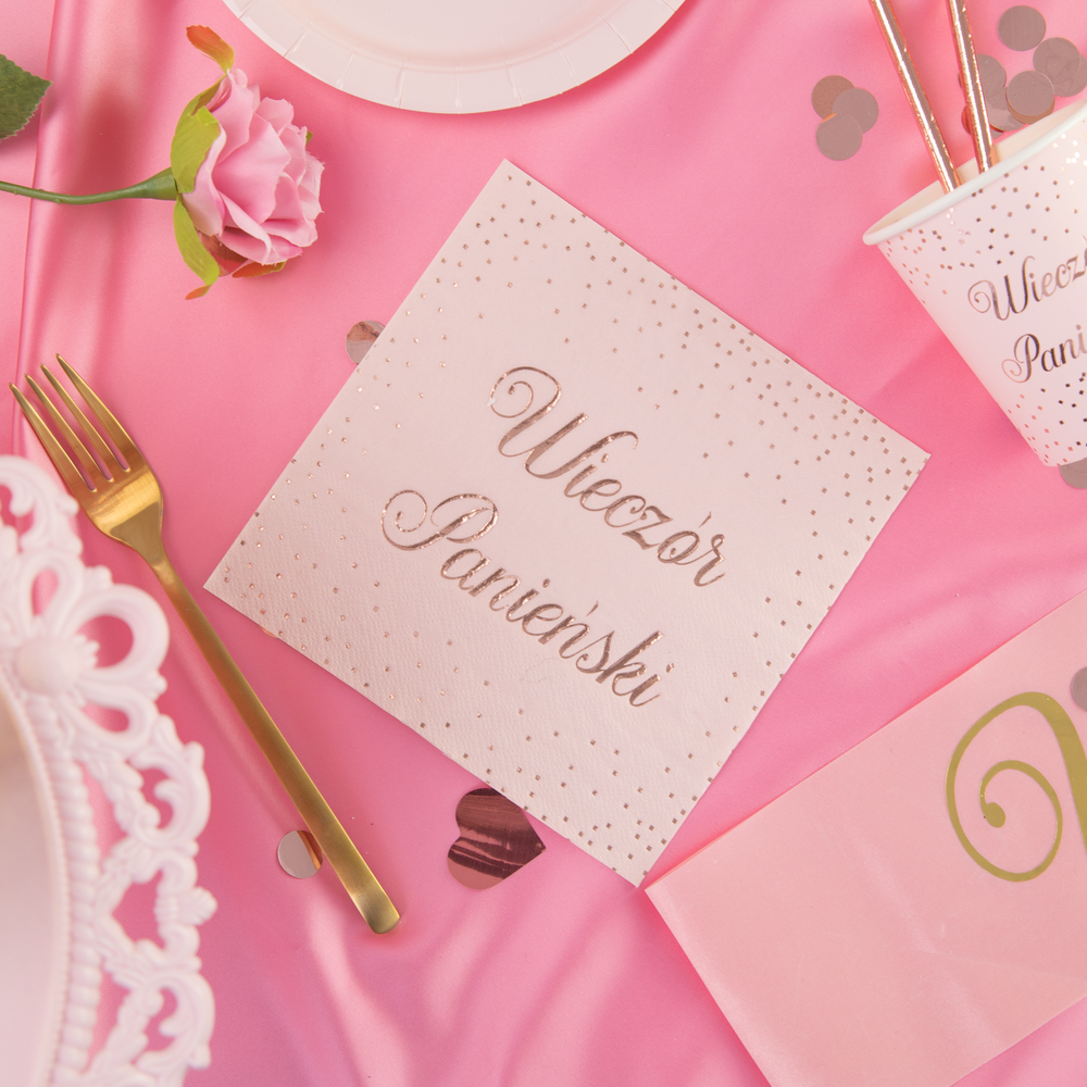 Serwetka z napisem Wieczór Panieński  - zdjęcie kompozycyjne na różowym obrusie.