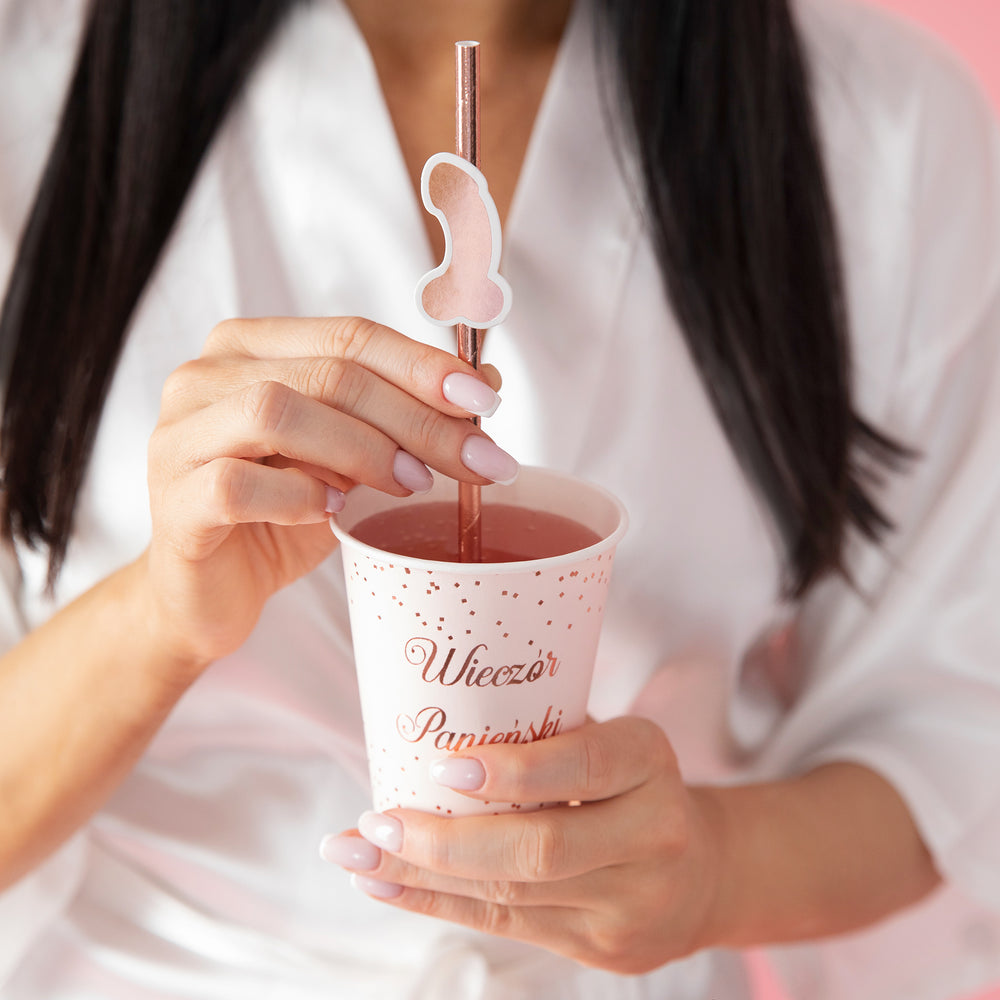Modelka trzymajaca kubek z napisem Wieczór Panieński i słomkę rose gold z peniskiem