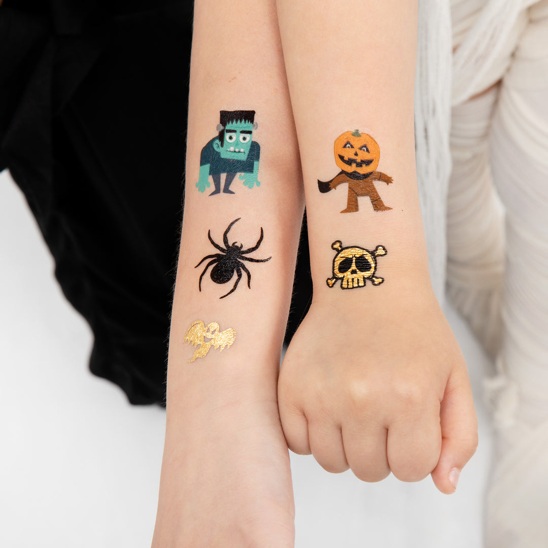 Tatuaże zmywalne Halloween Monsters w przybliżeniu na rączkach dzieci