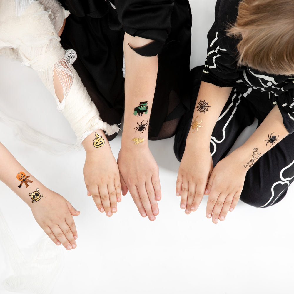 Zdjęcie dzieci ze zmywalnymi tatuażami Halloween Monsters na rączkach