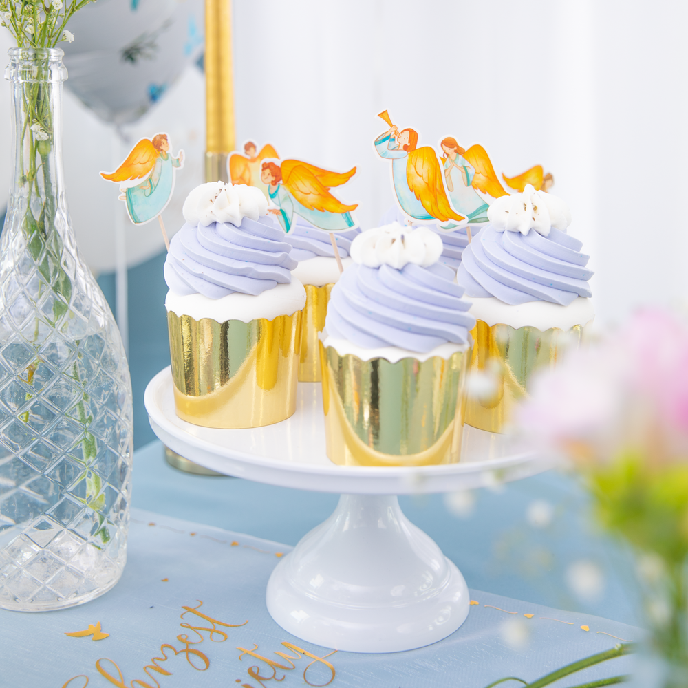 Toppery z aniołkami na muffinkach w złotych papilotkach