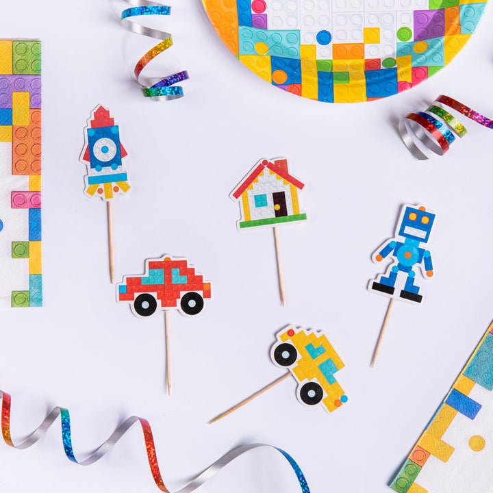 Toppery na tort z grafiką figurek z klocków lego leżące na białym stole.