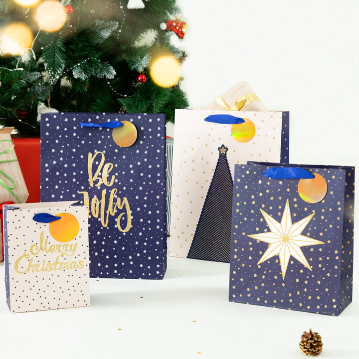Zestaw torebek prezentowych Merry Christmas granatowo-białych na tle choinki