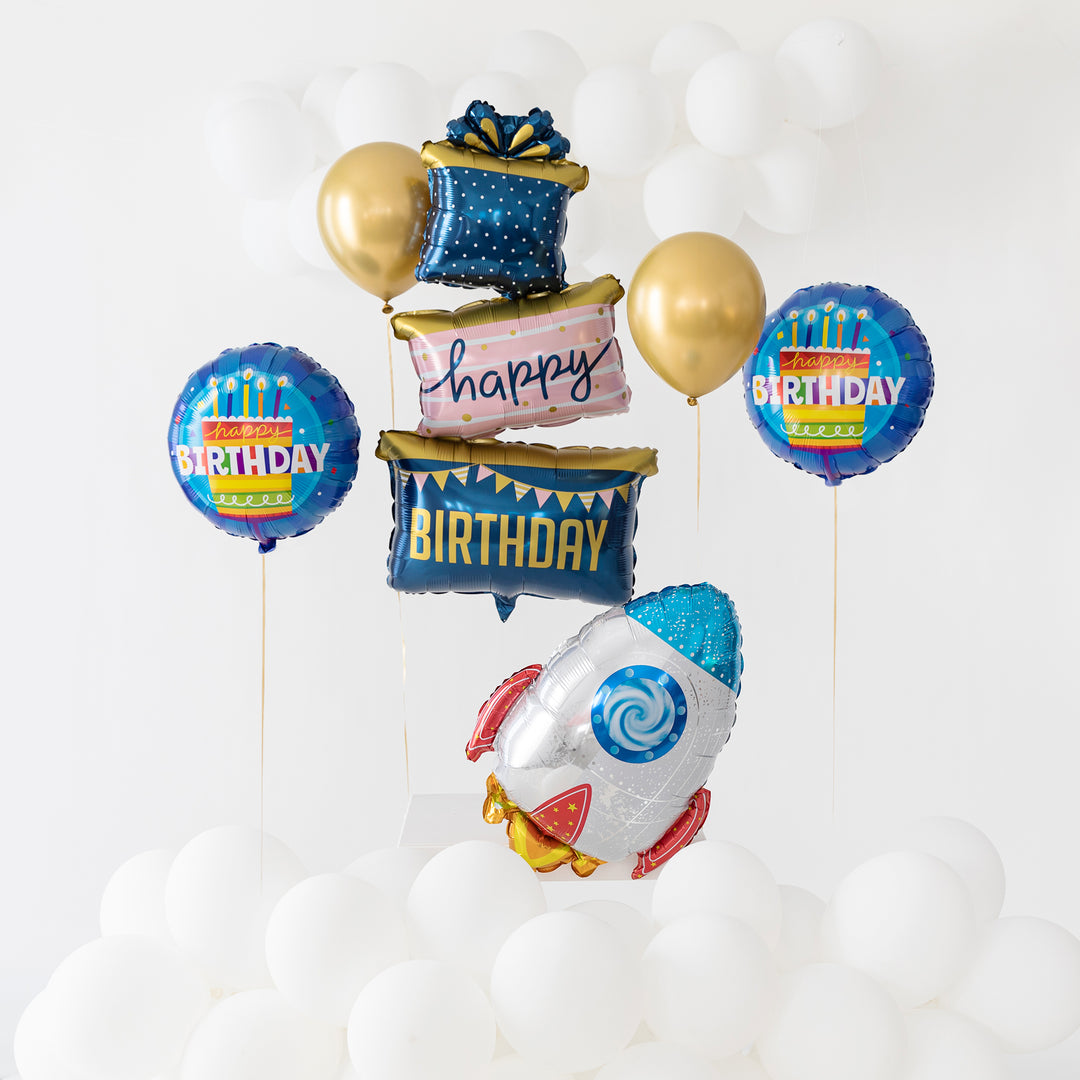 Balon foliowy Rakieta w zdjęciu kompozycyjnym z foliowymi balonami urodzinowymi oraz złotymi i białymi balonami lateksowymi