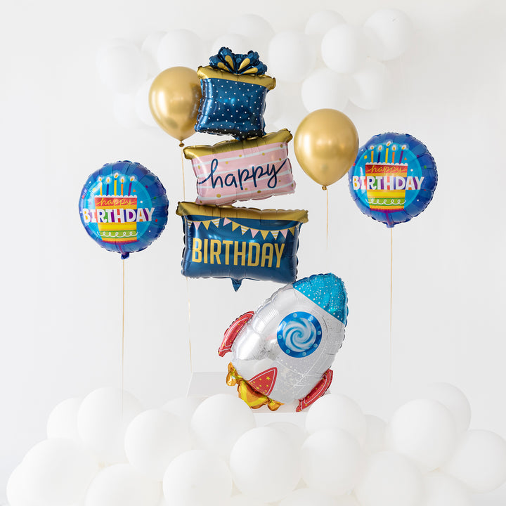 Balon foliowy Rakieta w zdjęciu kompozycyjnym z foliowymi balonami urodzinowymi oraz złotymi i białymi balonami lateksowymi